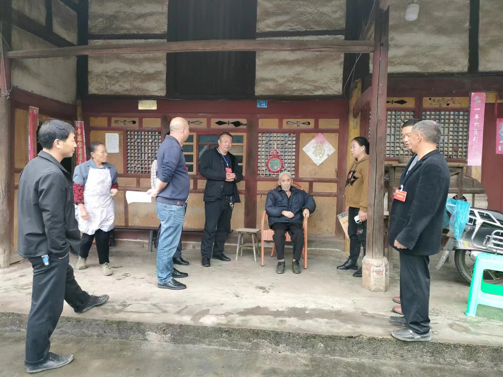 洛表镇人大主席团组织部分代表到困难群众家中走访调研（摄影：胡彪）.jpg