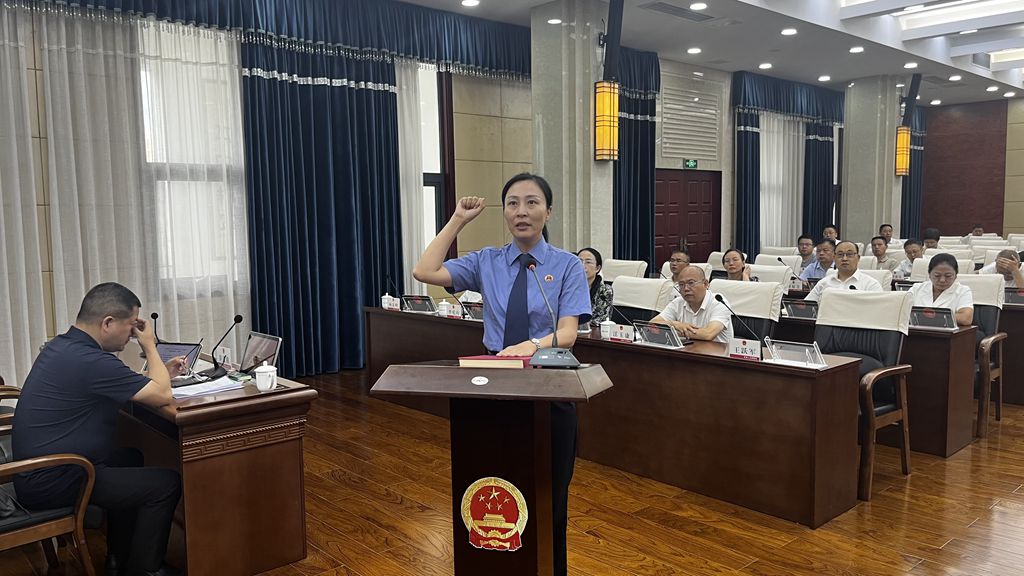 黄莎宪法宣誓_副本.jpg